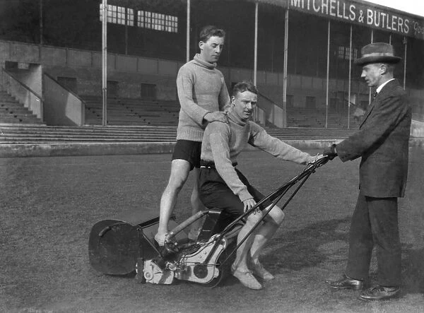 West Bromwich Albions groundsman and players at the Hawthorns in 1925  /   /  6