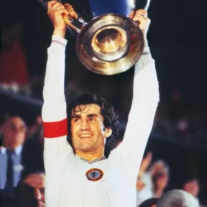 Aston Villa captain Dennis Mortimer lifts the European Cup Print