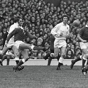 Barry John kicks ahead against England - 1972 Five Nations