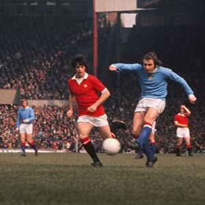 Denis Tueart shoots for Manchester City in 1974