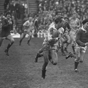 Englands Clive Woodward runs against Wales - 1980 Five Nations