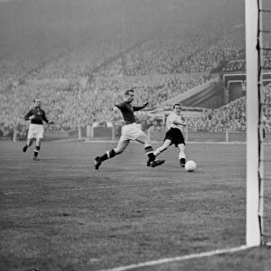 Englands Jackie Sewell shoots against Hungary in 1953