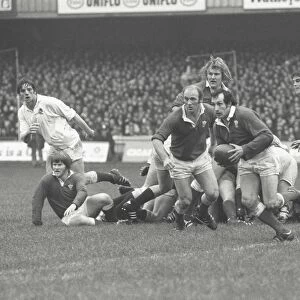Gareth Edwards runs with the ball - 1975 Five Nations