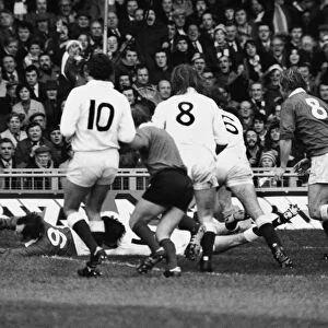 Gareth Edwards scores against England - 1977 Five Nations
