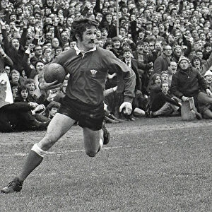 Gerald Davies scores against Ireland - 1971 Five Nations
