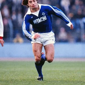 Hamburgs Kevin Keegan on the run against Dusseldorf during the 1978 / 9 Bundesliga