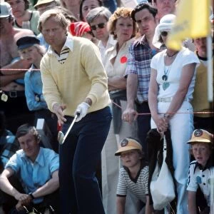 Jack Nicklaus chips during the final round of the 1977 Open