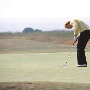 Jack Nicklaus putts at Turnberry during the final round of the 1977 Open