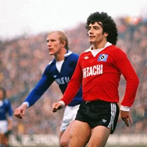 Kevin Keegan takes on Schalke for Hamburg in 1977
