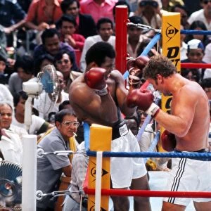 Muhammad Alis team watch on from ringside as their man takes on Joe Bugner in 1975