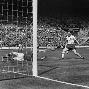 Nat Lofthouse scores Bolton Wanderers 1st goal - FA Cup Final 1958