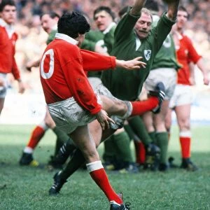Nigel Carr charges a kick from Gareth Davies - 1985 Five Nations