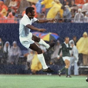 Pele strikes a shot for Santos in his final game