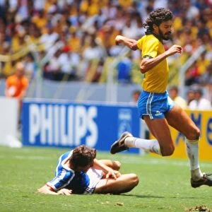Scorates evades a tackle at the 1986 World Cup