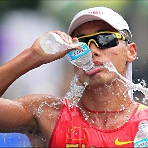 Tianfeng Si takes a drink during the 50km walk at the 2011 World Championship