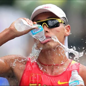 Tianfeng Si takes a drink during the 50km walk at the 2011 World Championship