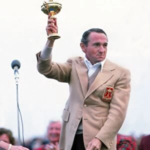 United States captain Dow Finsterwald lifts the Ryder Cup in 1977