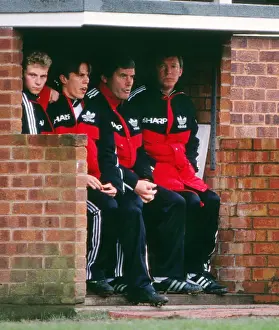 Alex Ferguson and the Manchester United bench during the 1990 / 1 season