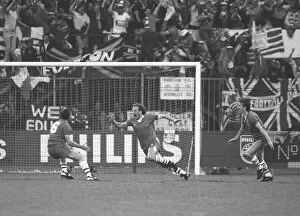Images Dated 15th May 1985: Andy Gray scores for Everton - 1985 Cup Winners Cup Final