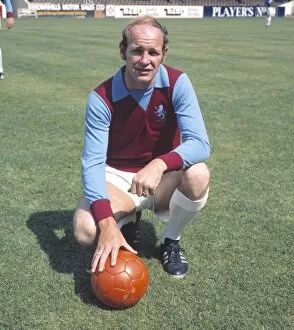 Images Dated 1st August 1970: Andy Lochhead - Aston Villa