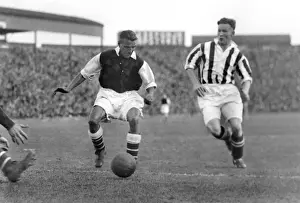 Arsenals Eddie Hapgood and West Broms Ginger Richardson