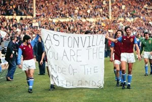 Images Dated 7th February 2010: Aston Villa players parade a banner at Wembley after the 1977 League Cup Final