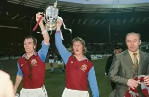Images Dated 7th February 2010: Aston Villas Ian Ross and Ian Chico Hamilton parade the League Cup with manager Ron Saunders in 1975