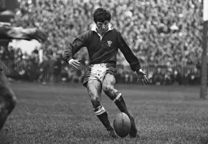 Barry John in perfect balance while drop kicking - 1971 Five Nations