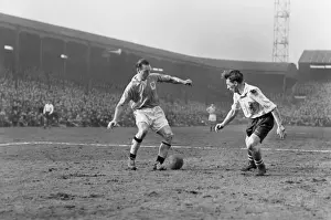 Blackpools Stanley Matthews takes on Preston North End in 1955