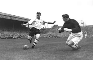 Images Dated 17th January 2011: Boltons Nat Lofthouse shoots at Arsenal goalkeeper Jack Kelsey in 1954