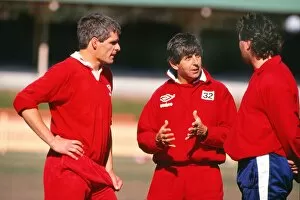 Images Dated 9th June 2009: Coach Ian McGeechan talks to Mike Teague and captain Finlay Calder - 1989 Lions Tour of Australia
