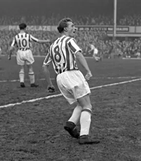 Images Dated 31st March 2010: Denis Law warms up for Huddersfield in 1959