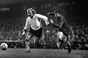 Images Dated 27th February 2013: Derbys Countys Francis Lee and Real Madrids Jose Antonio Camacho - 1975 / 6 European Cup