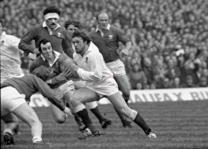 Englands Alastair Hignell runs against Wales - 1976 Five Nations