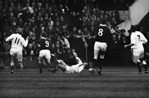 Englands Andy Maxwell scores against Scotland - 1976 Five Nations
