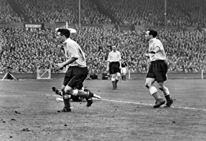 Englands Malcolm Barrass and Alf Ramsey - 1952 / 3 British Home Championship