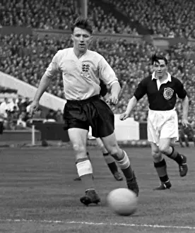 Englands Roger Byrne and Scotlands Bobby Johnstone - 1954 / 5 British Home Championship
