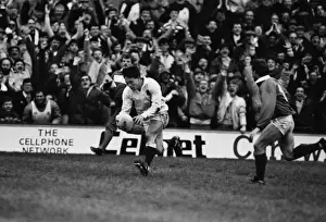 Englands Rory Underwood scores against Ireland - 1988 Five Nations