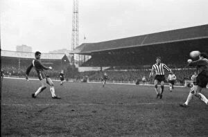 Images Dated 26th June 2017: Football - 1965 / 1966 First Division - Sheffield United 1 Chelsea 2 Peter Osgood