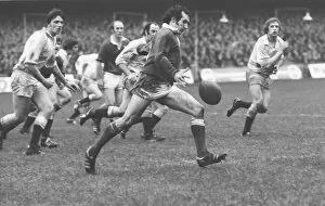 Images Dated 11th February 2009: Gareth Edwards kicks ahead against England - 1975 Five Nations