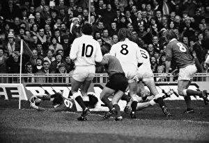 Images Dated 21st March 2011: Gareth Edwards scores against England - 1977 Five Nations