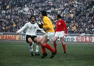 Euro 1972 Collection: Gerd Muller puts pressure on Gordon Banks