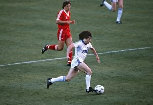 Images Dated 28th May 2010: Hamburgs Kevin Keegan runs with the ball during the 1980 European Cup Final
