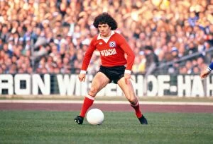 Images Dated 26th May 2010: Hamburgs Kevin Keegan takes on Schalke in 1977