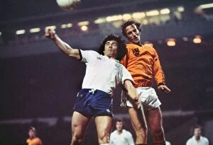 Images Dated 9th February 1977: Hollands Johan Neeskens and Englands Kevin Keegan