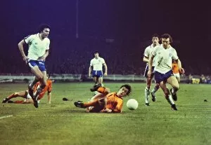 Images Dated 9th February 1977: Hollands Johnny Rep and Englands Kevin Beattie and Trevor Brooking