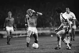 Images Dated 9th February 1977: Hollands Kees Kist and Englands Mike Doyle