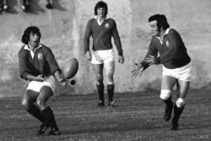 Images Dated 16th May 2009: Ian McGeechan passes to Phil Bennett for the British Lions in 1974