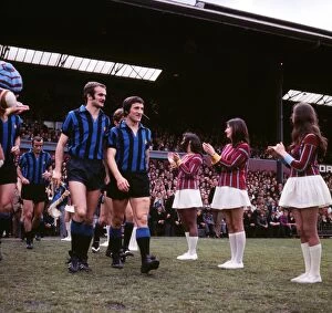 Inter Milan Collection: Inters Milans Sandro Mazzola and Gianfranco Bedin are welcomed onto the Selhurst Park pitch by