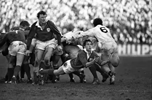 Irelands John Robbie dive-passes against England - 1981 Five Nations